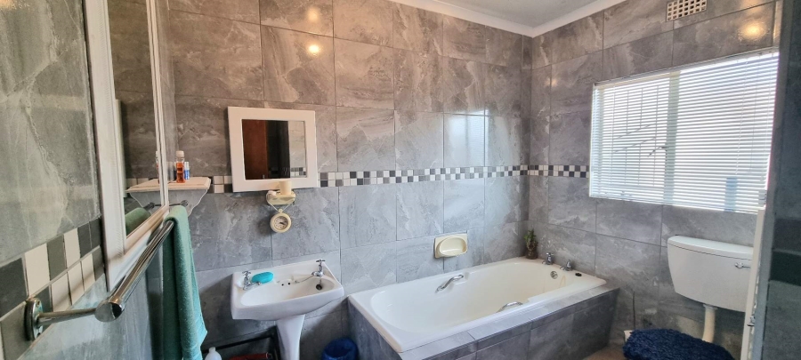 3 Bedroom Property for Sale in Langenhovenpark Free State